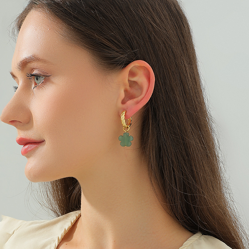 Natural Green Dongling Stone Brass Thread Ear Clip
