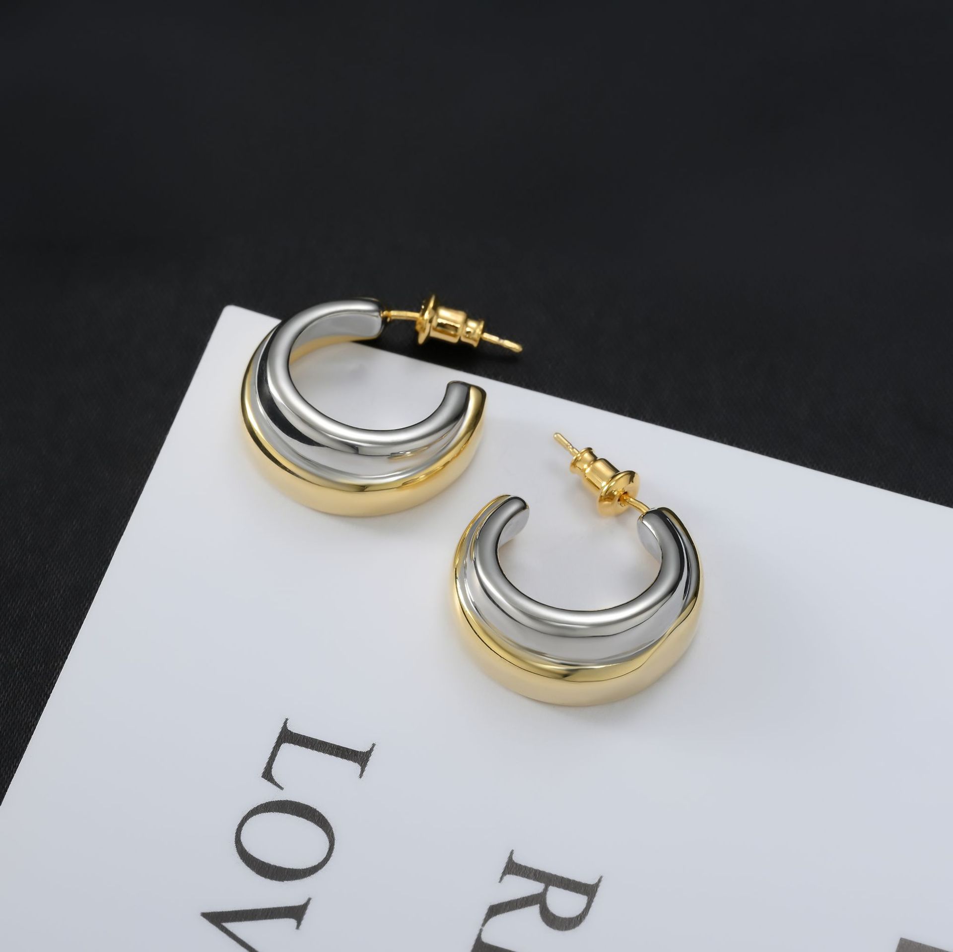 Mild Luxury Retro Special-interest Design Personalized Stud Earrings