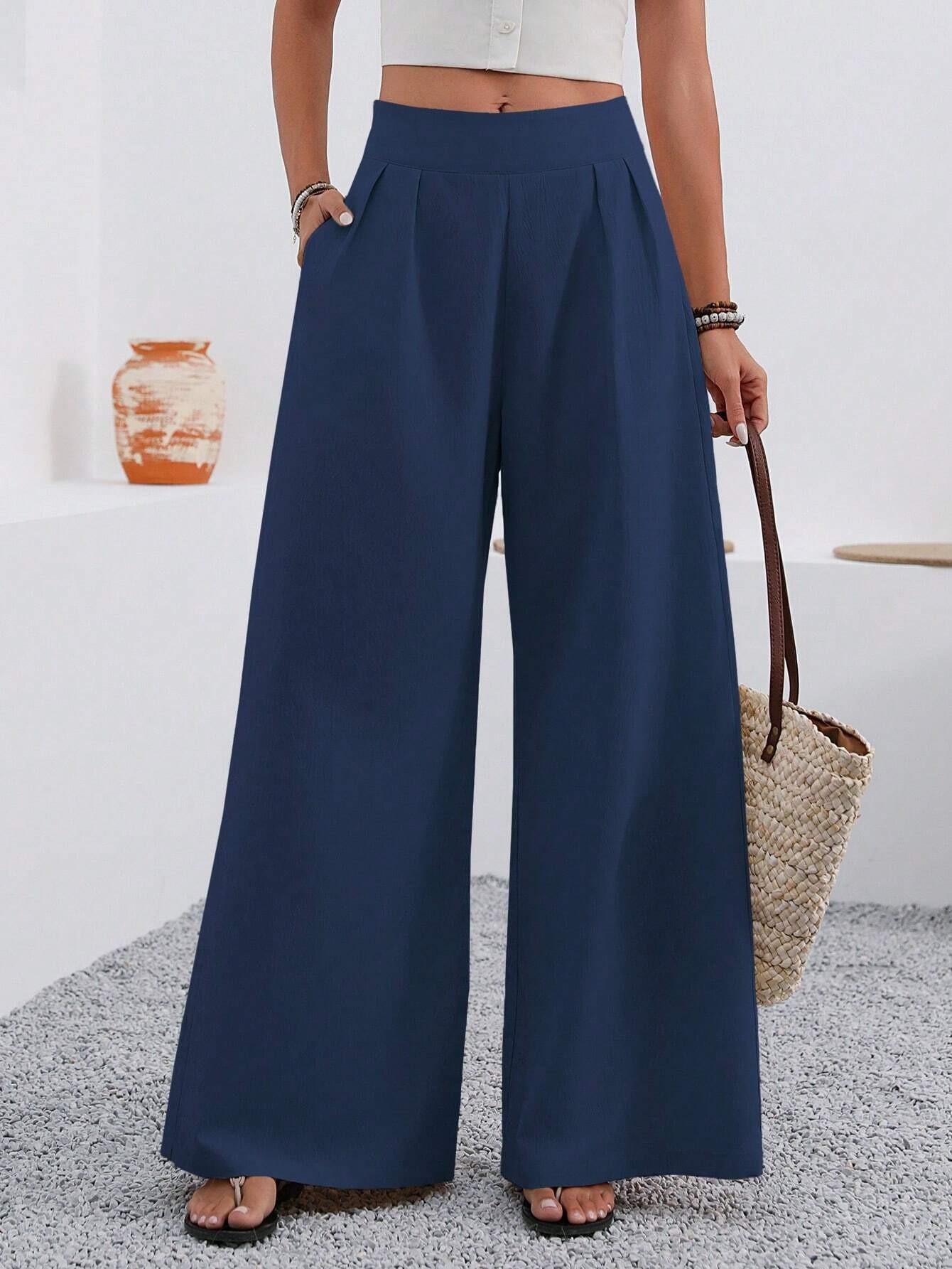 Women's wide-leg trousers in rose red – movement