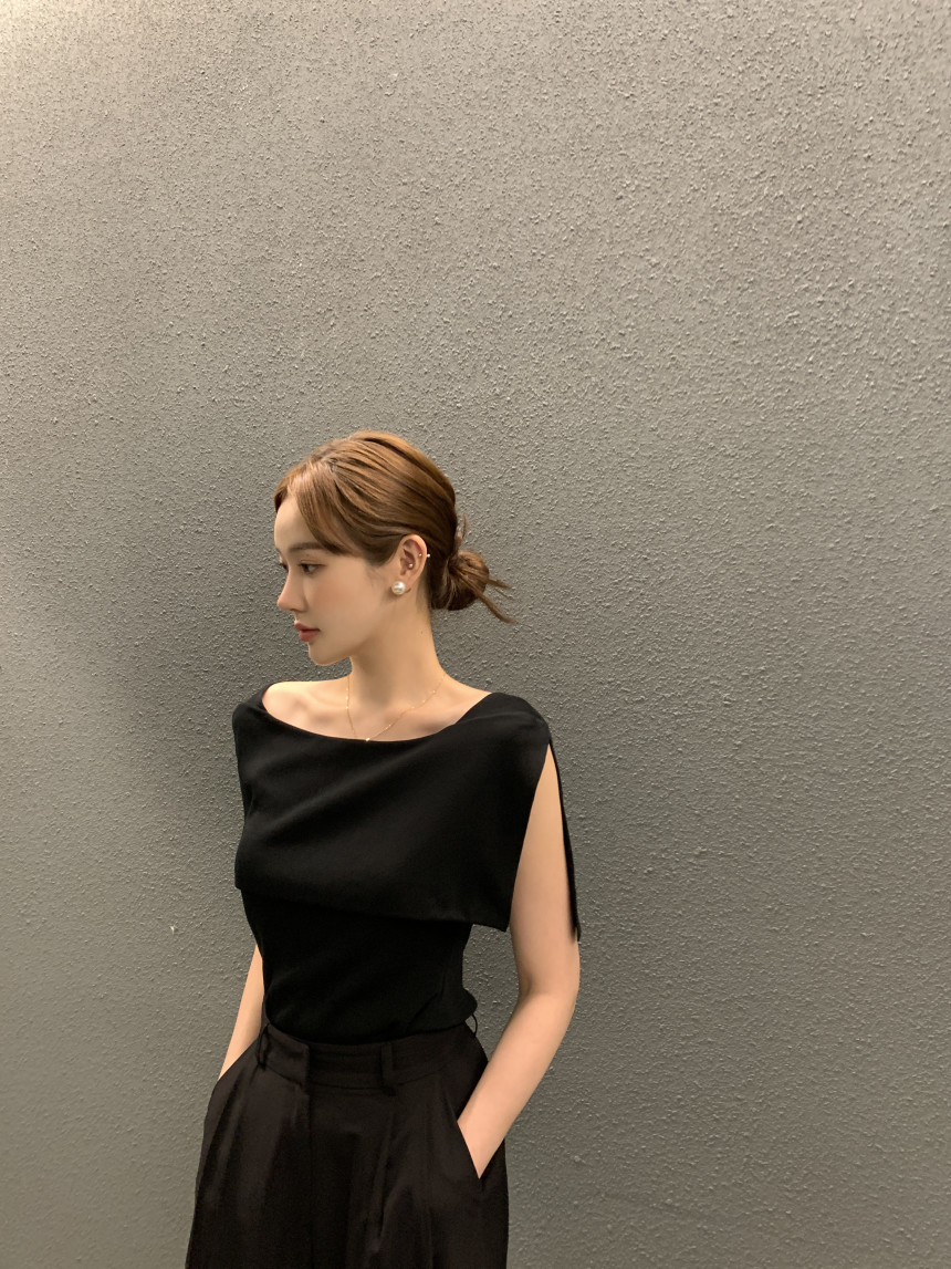 Striped Designer-Style Knitted Top With Side Slit Sleeveless 27 27287b72 2b78 4dc3 a002 70cc98cb4bd4