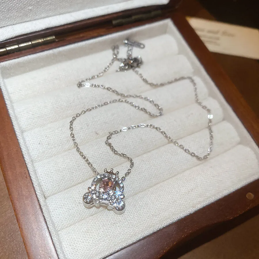 Diamond-embedded Heart Geometric Round Pendant Crystal Necklace - Silver Heart