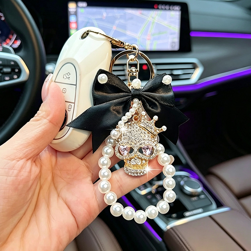 Halloween keychain crowned skull (silver skull keychain)