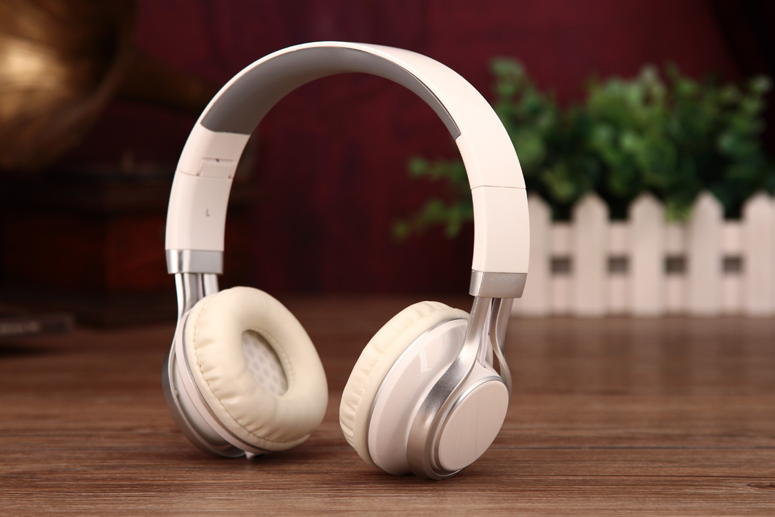 Head-mounted Computer Headset With Wire Control Mobile Phone Universal Heavy Bass Game Headset