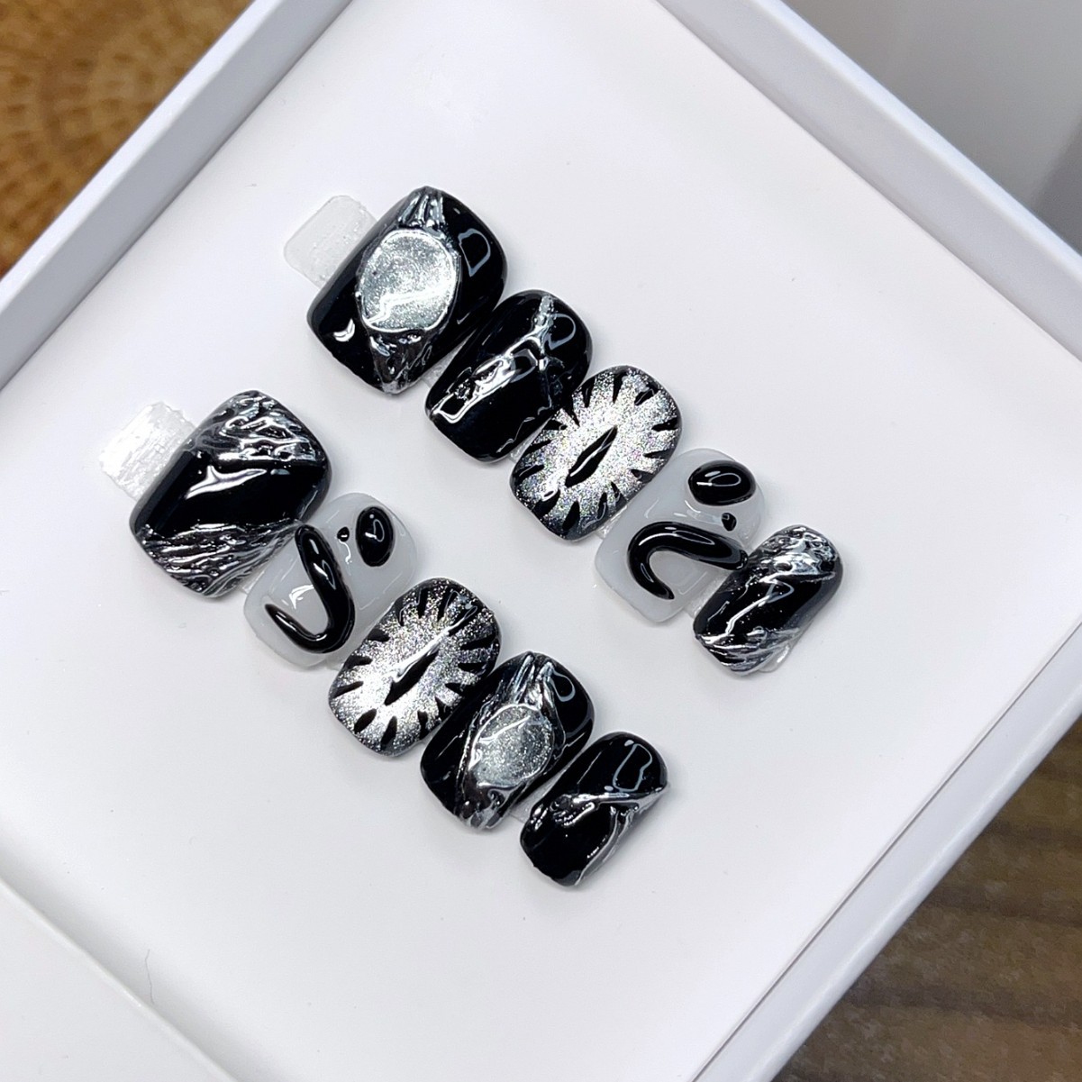 Handmade Minimalist Cat-eye Nail Art