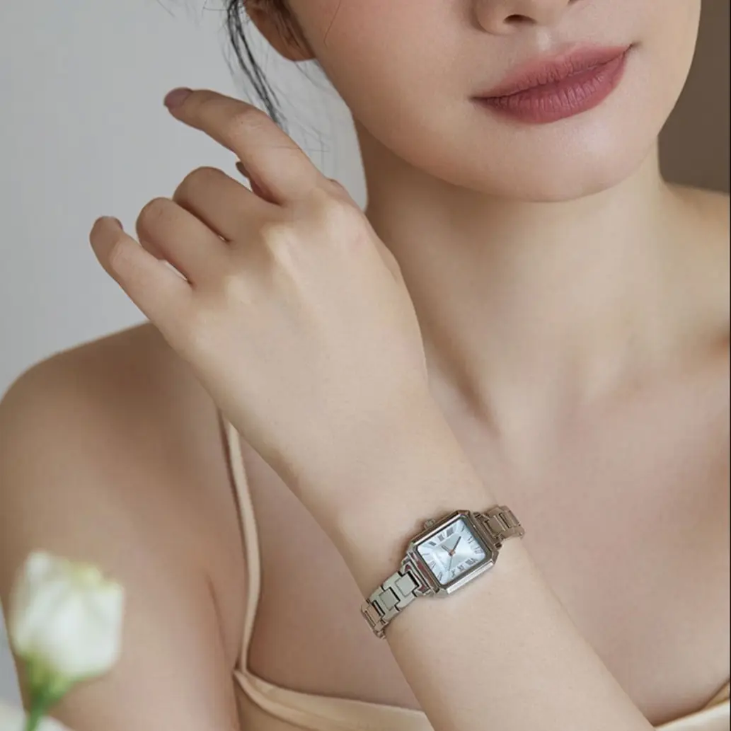 New Square Watch Womens Fashionable And Elegant