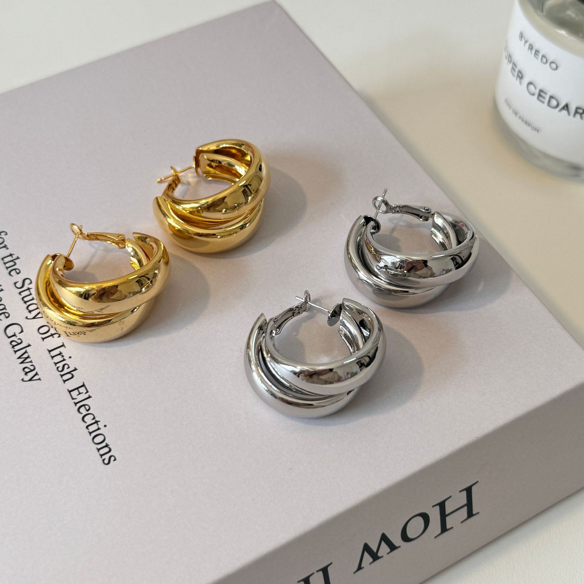 Round Winding Atmospheric Metal Earrings Minimalist Cold Wind Design Sense