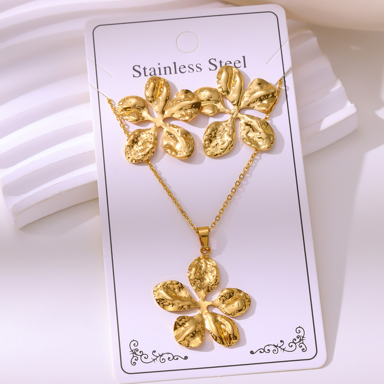 Oil-pressure Set Vintage Palace-style Stud Earrings And Necklace Non-fading Stainless Steel Gold-plated Jewelry