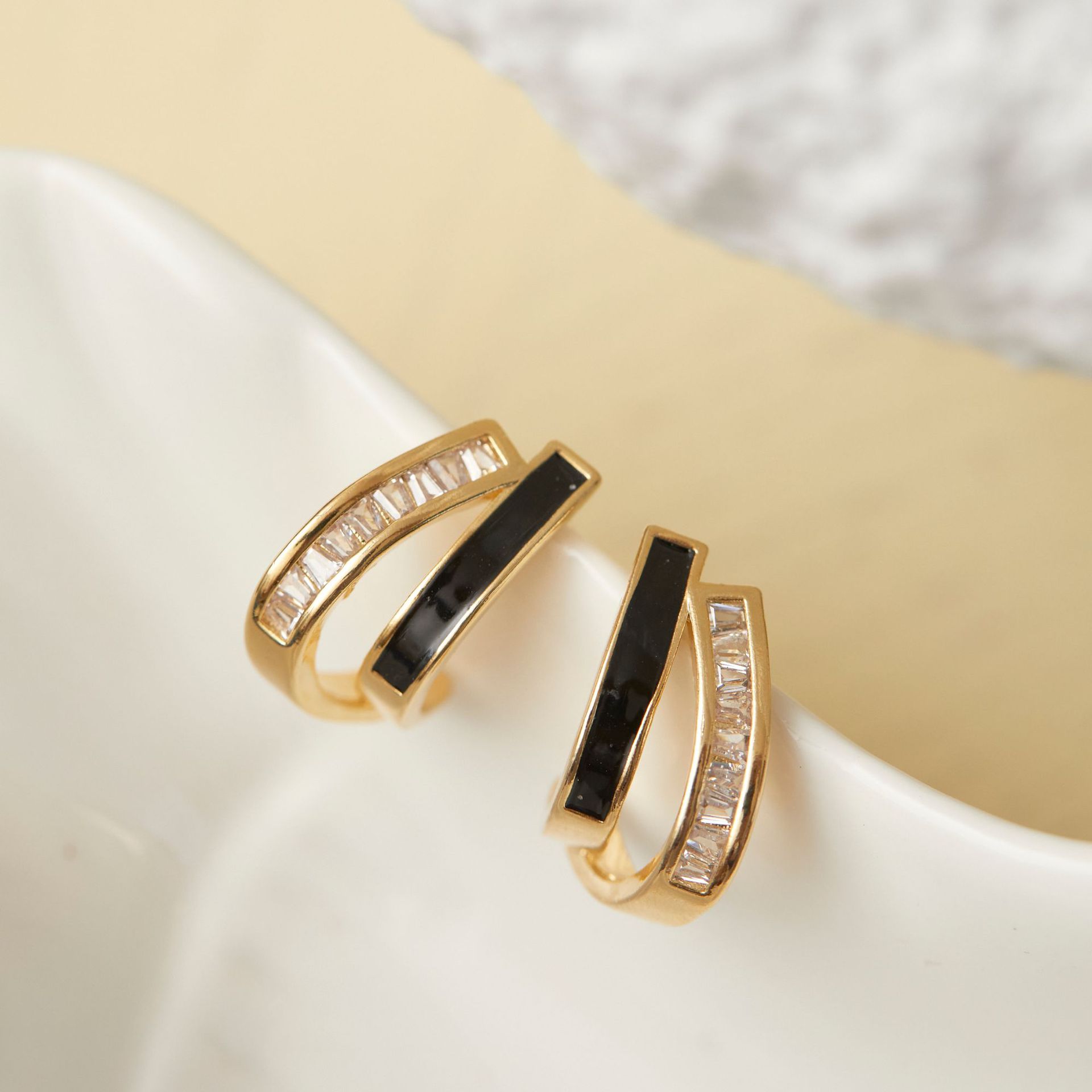 French Style Drip Glazed Black Niche Design Advanced Women's Retro Graceful Earrings Ear Clip Mosquito Coil