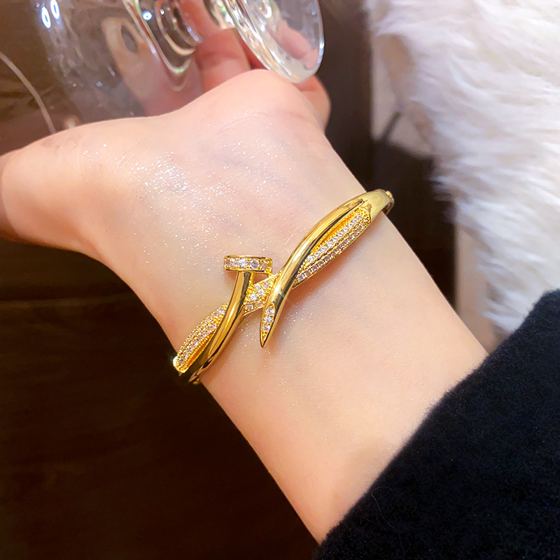 Bracelet lifestyle shot