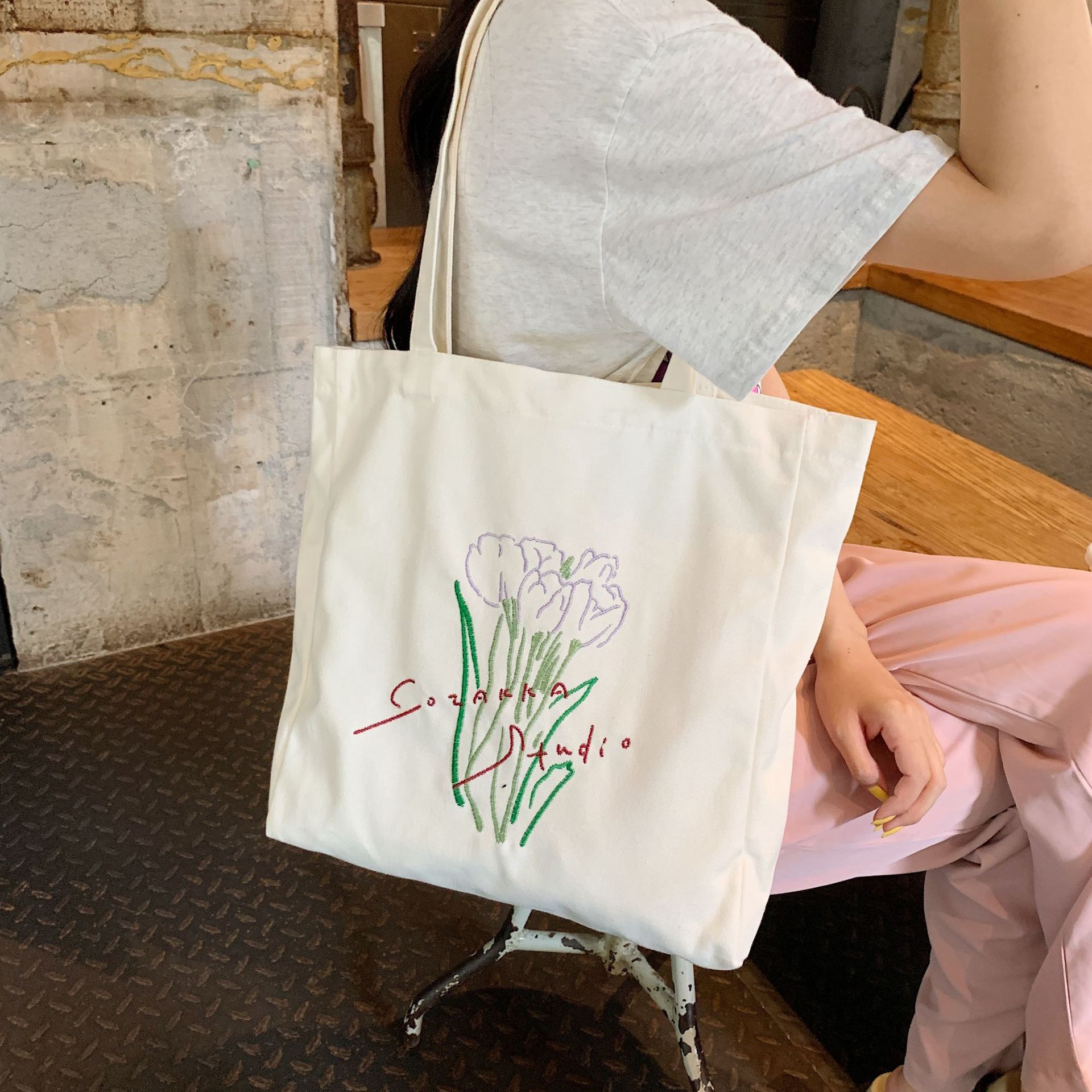 Title 6, Neue Tulip Schultertasche aus Canvas mit großem...