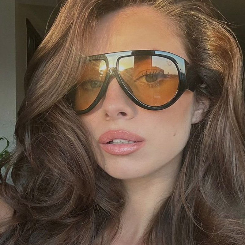 Women's Fashionable Sunglasses - Image 2