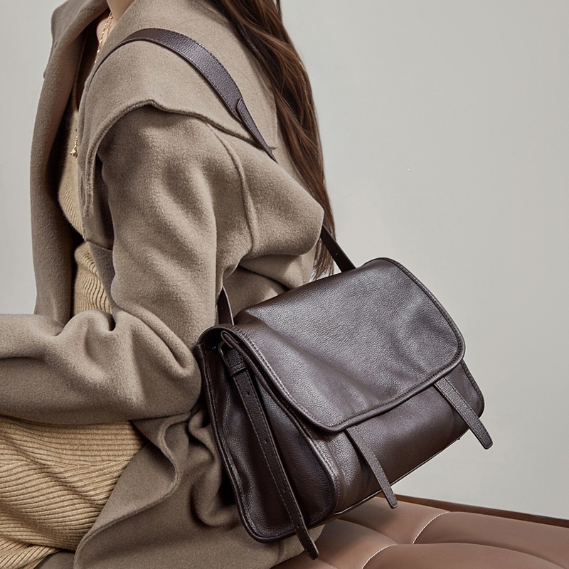 Top-layer Calfskin Bag Niche And Vintage For Carrying On The Back
