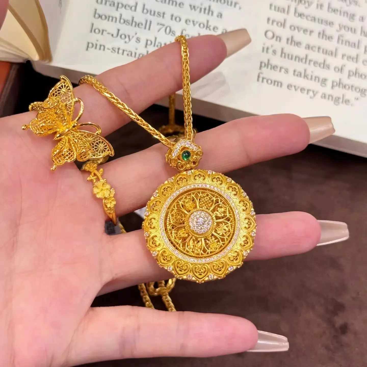 Rotating Pendant Featuring A Flower Thread Ruyi