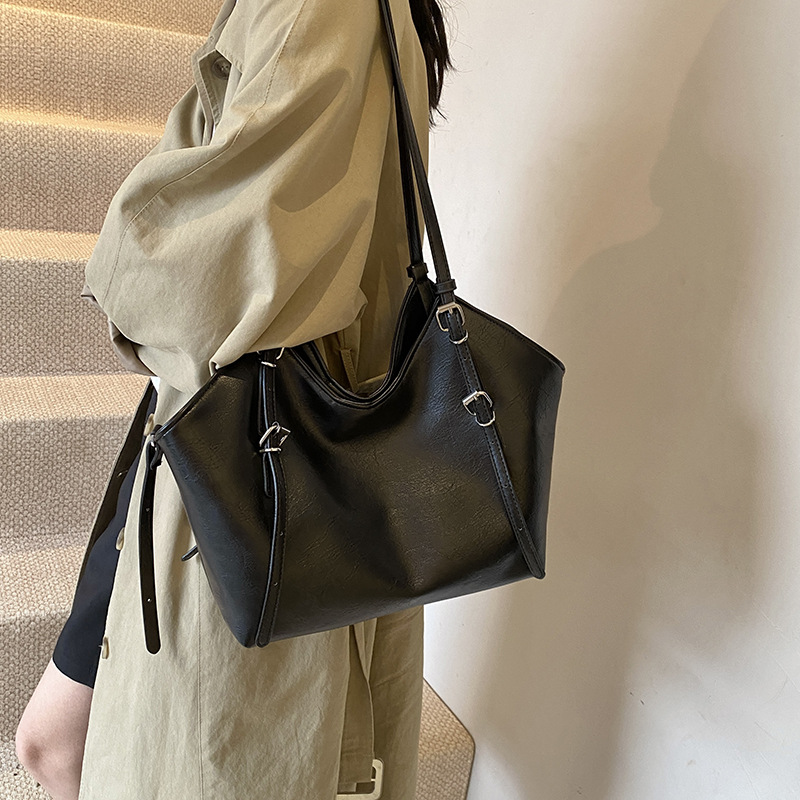 Large-Capacity Minimalist Commuter Shoulder Bag