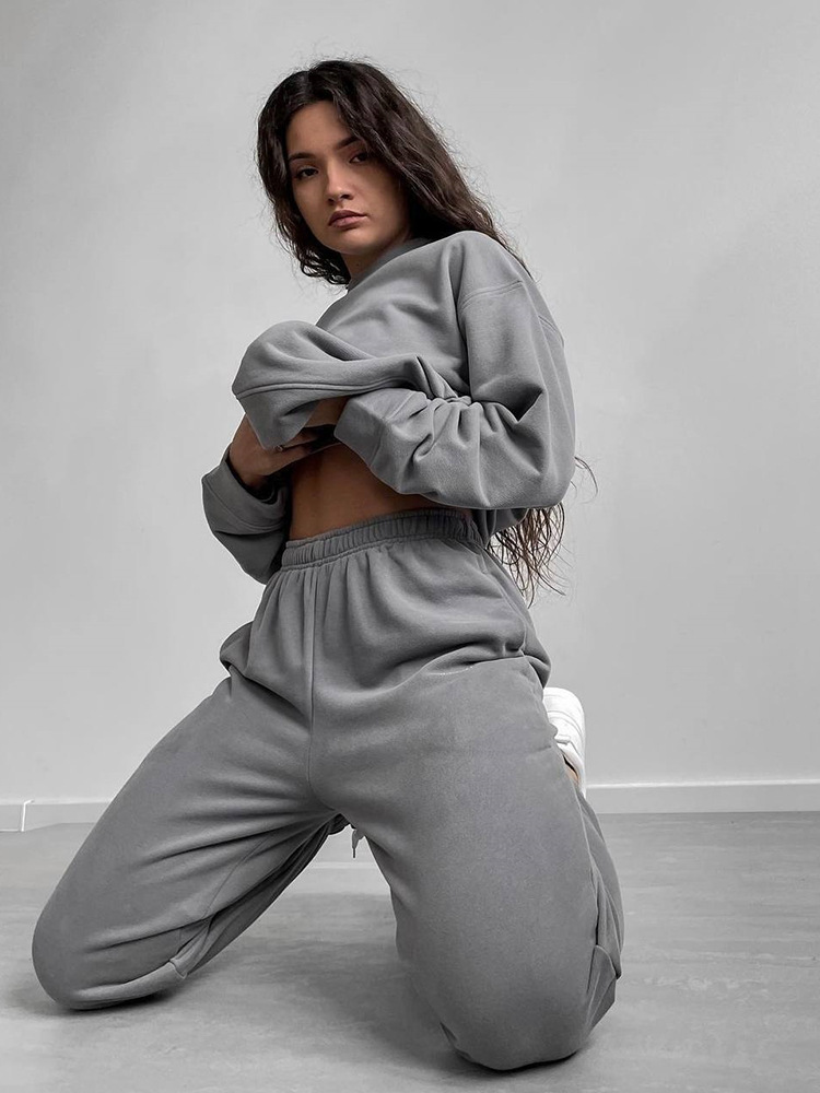 Women's athletic pants set in light gray – detail view