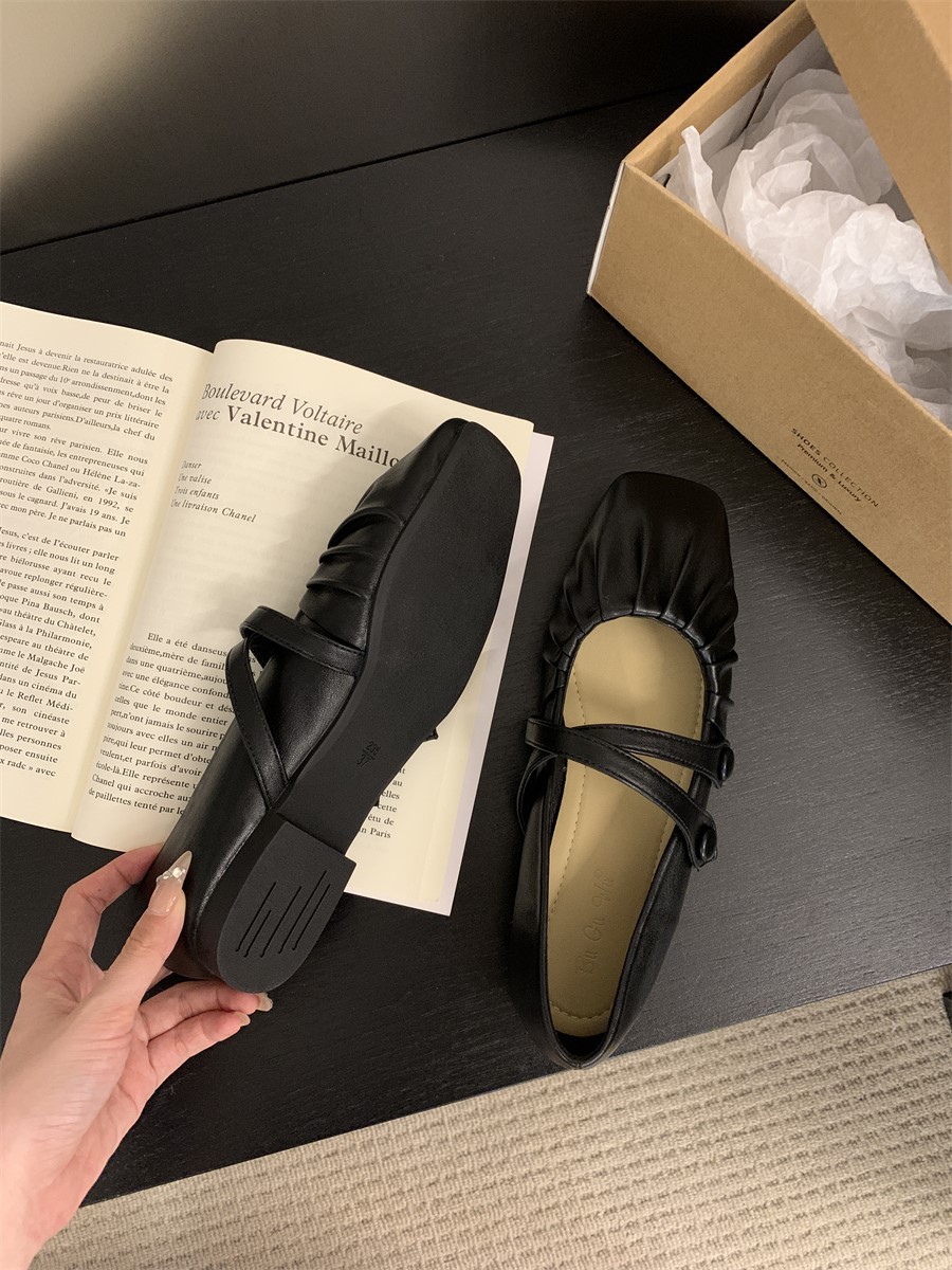 All matching Square Toe Soft Bottom Soft Surface Low Top Retro Mary Jane Shoes Black - Shop at LoveMi