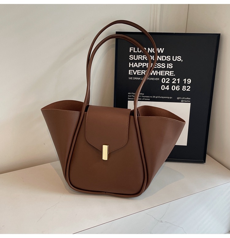Sac seau commuter — Street fashion, coutures visibles 5