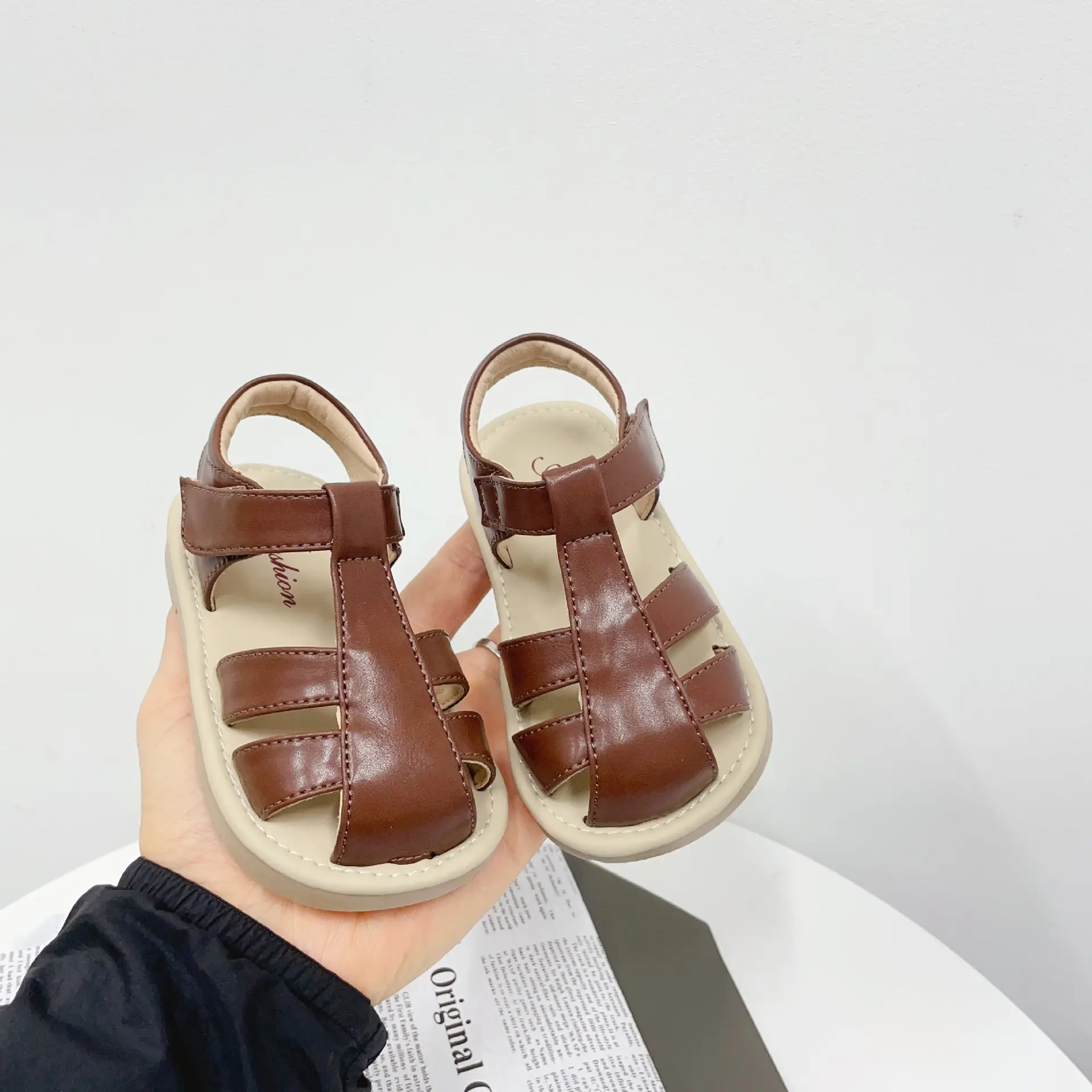 Simple Solid Color Closed Toe Anti-kick Hollow