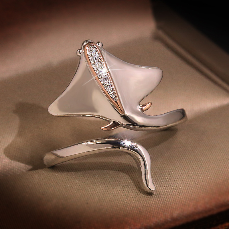 Fashionable Two-Tone Zircon Stingray Ring