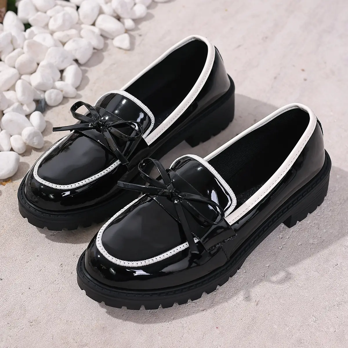 Shiny Low-heeled Casual Womens Shoes With A Bow