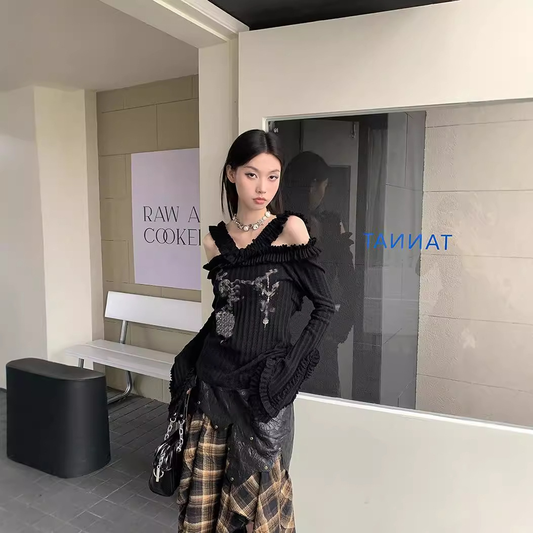 Retro Pure Desire Floral-print Off-shoulder Bell Sleeve Knitted Top