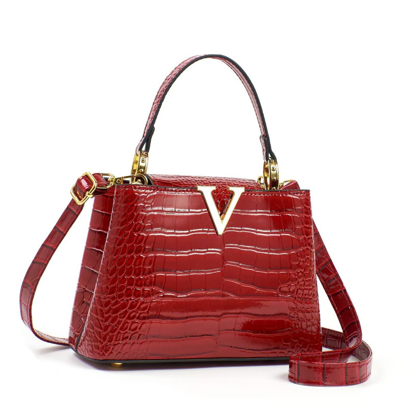 A Minimalist Tote Bag Is A Must-have For Spring And Summer