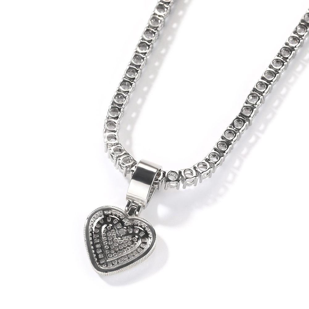 قلادة حب بتصميم مميز من النحاس المرصع بالزركون