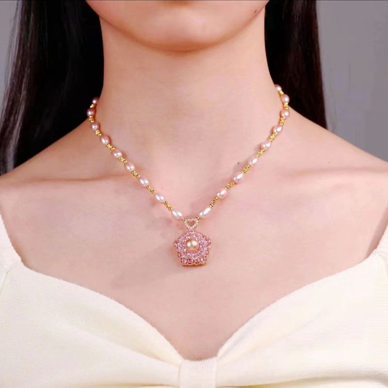 Rotating Pearl Necklace Female Niche High-grade Design Lucky Flower Pendant Sweater Chain