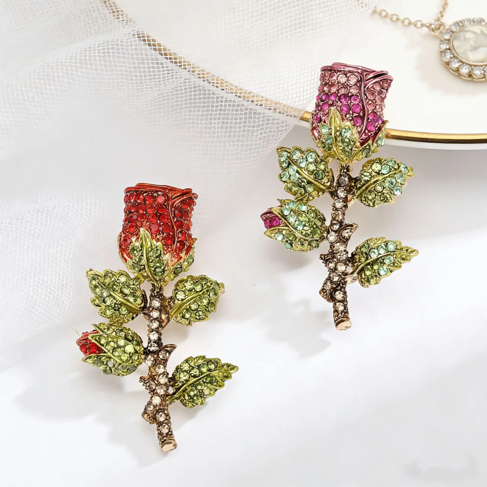 Creative Retro Alloy Rhinestone Rose Brooch