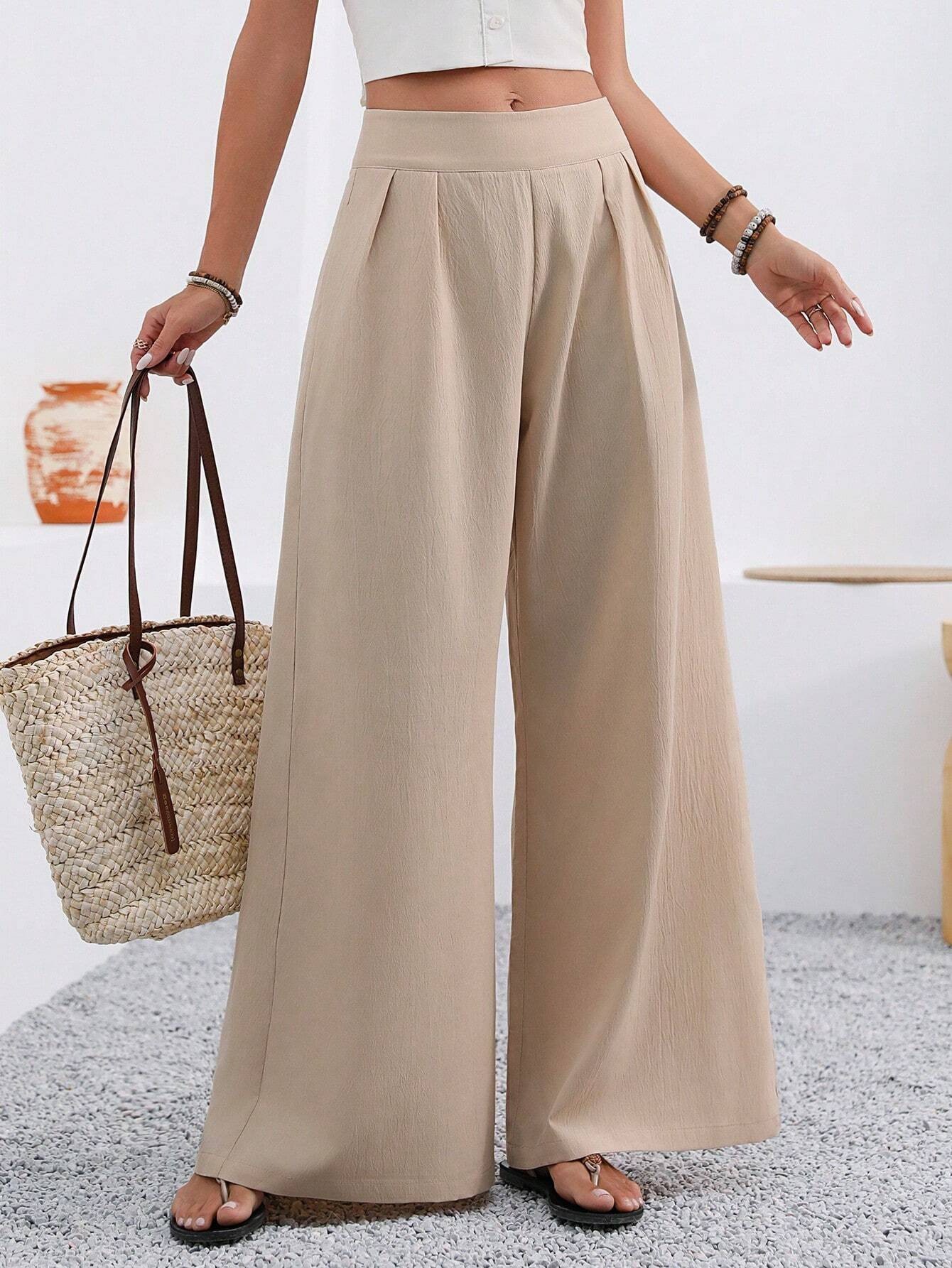 Women's pocketed trousers in white – lifestyle