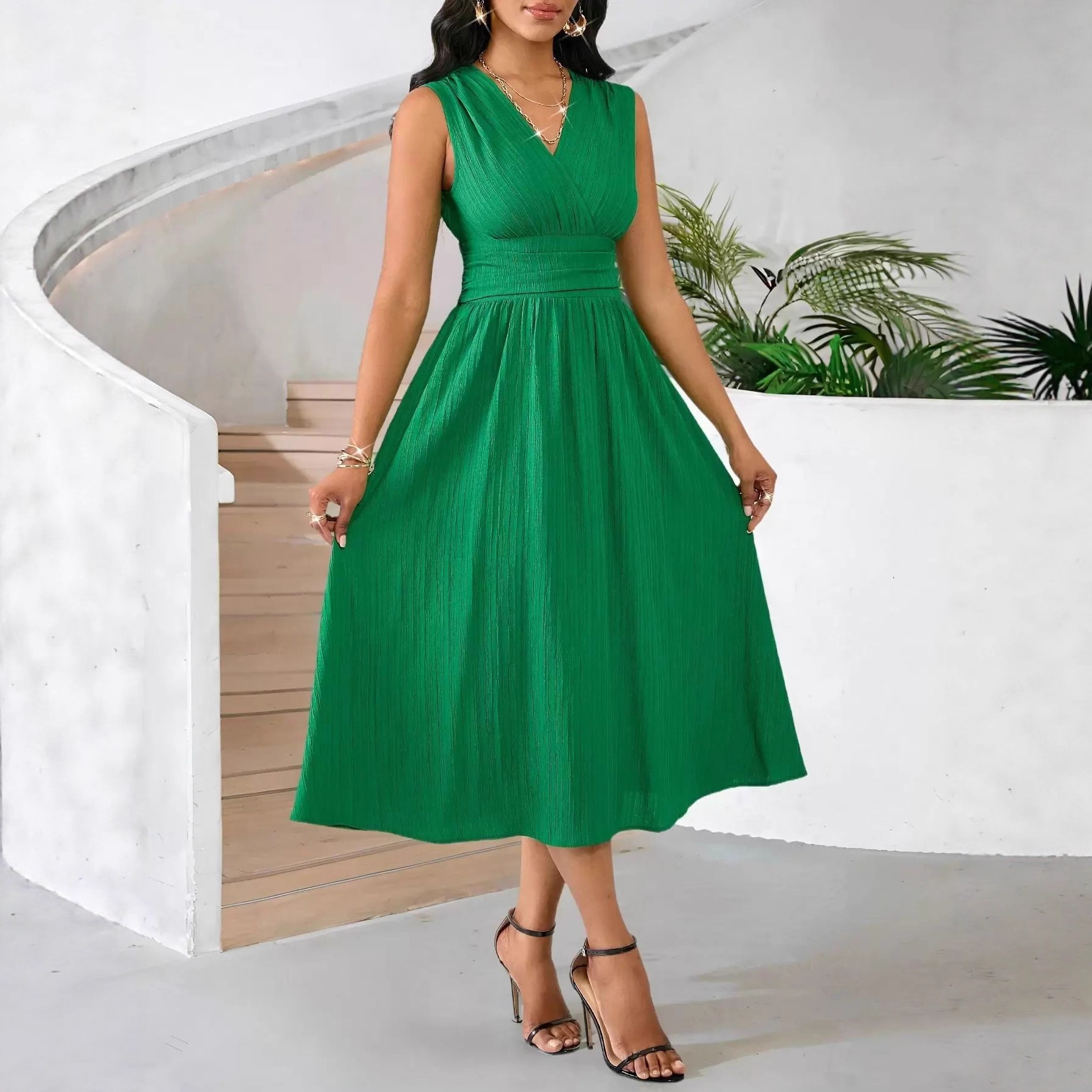 Solid-color Dress With A V-neck For An Elegant Sophisticated Look