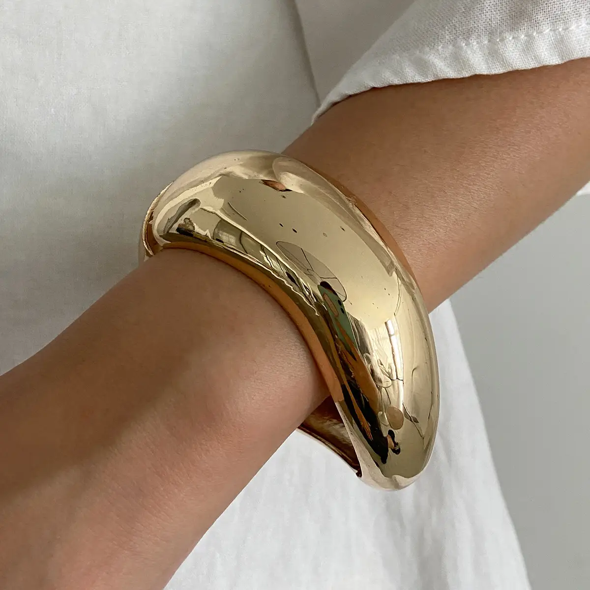 Minimalist Resin Bracelet For Women With A Niche Elegant Vibe