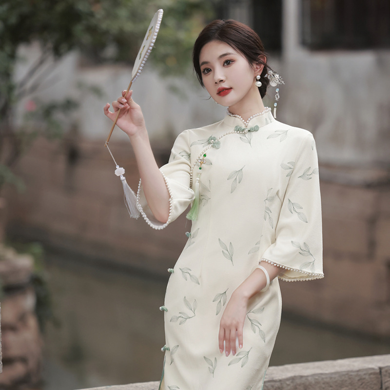 Lace Bell-Sleeve Cheongsam Dress, picture 5 of 9