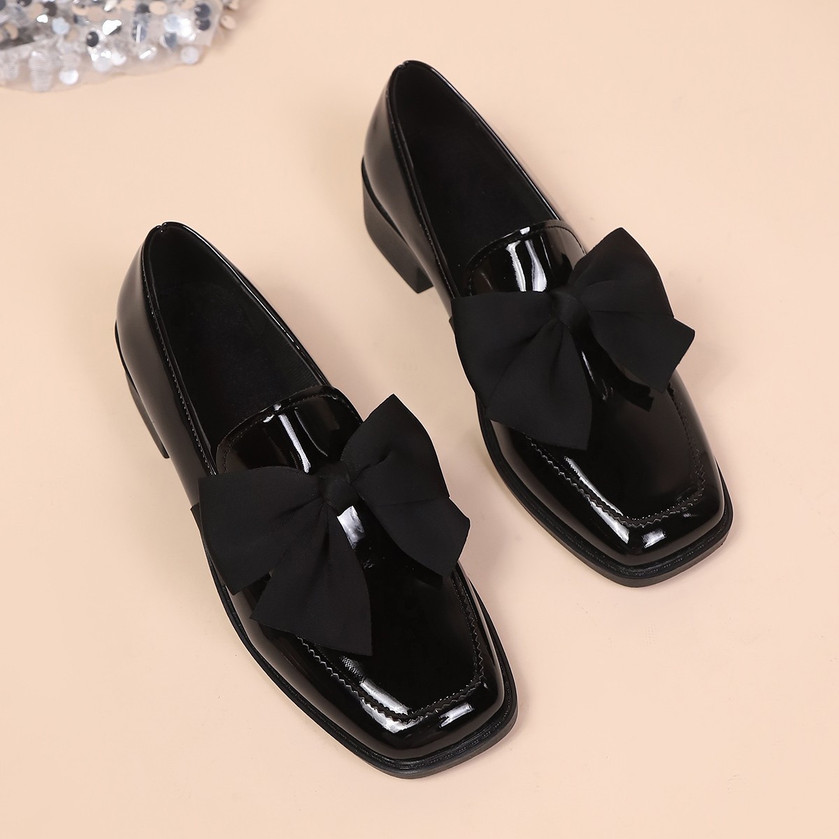 Womens Versatile Flat Leather Shoes With A Bow