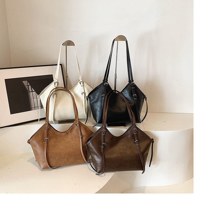 Large-Capacity Minimalist Commuter Shoulder Bag