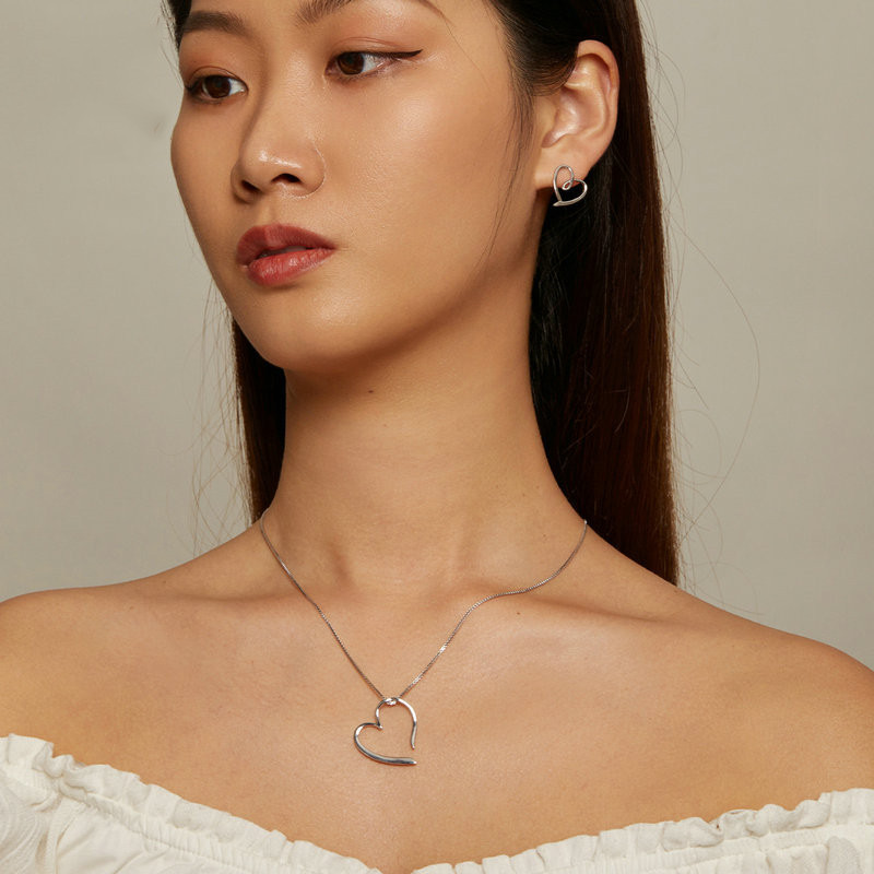 Women's Hollow Winding Love Heart Stud Earrings