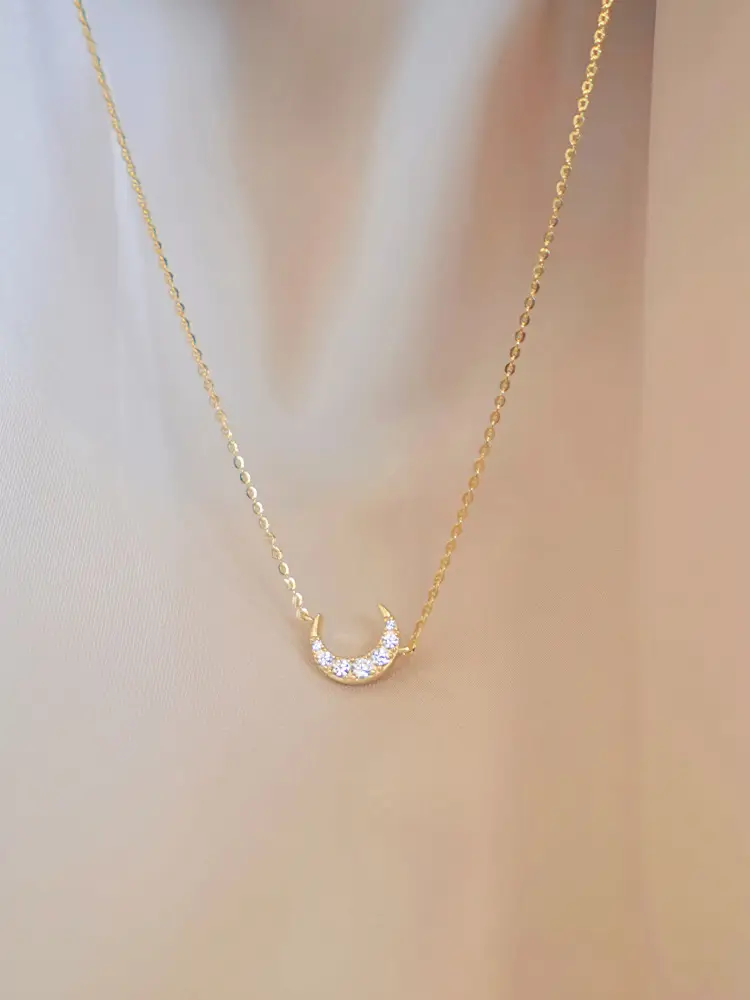 Temperament Versatile Moon Pendant Collar Chain