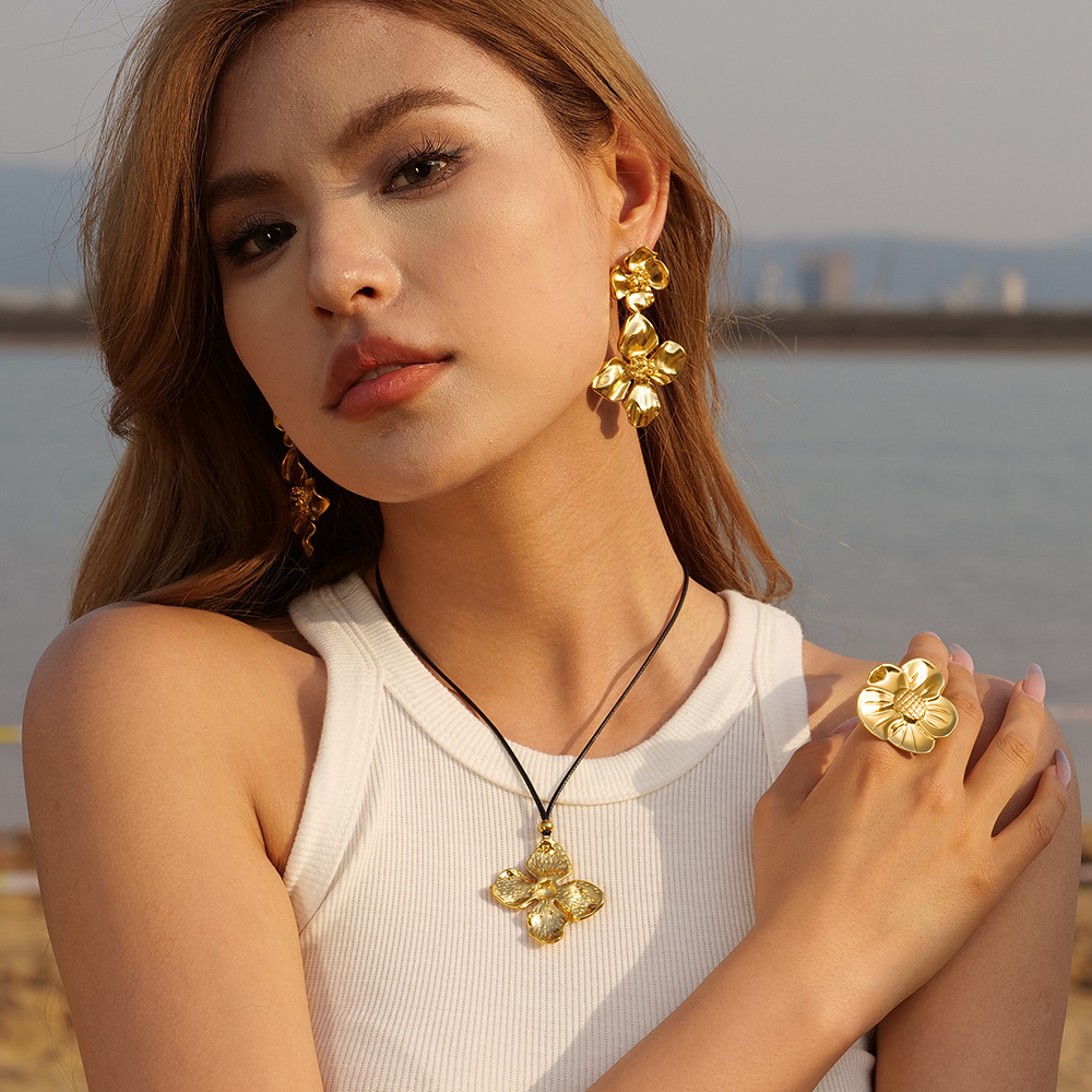 Titanium Steel Electroplated 18K Stainless Steel Complex Flower Necklace