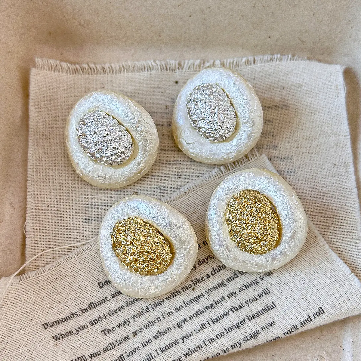 Exquisite Minimalist-style Womens Oval Cotton-pearl Stud Earrings