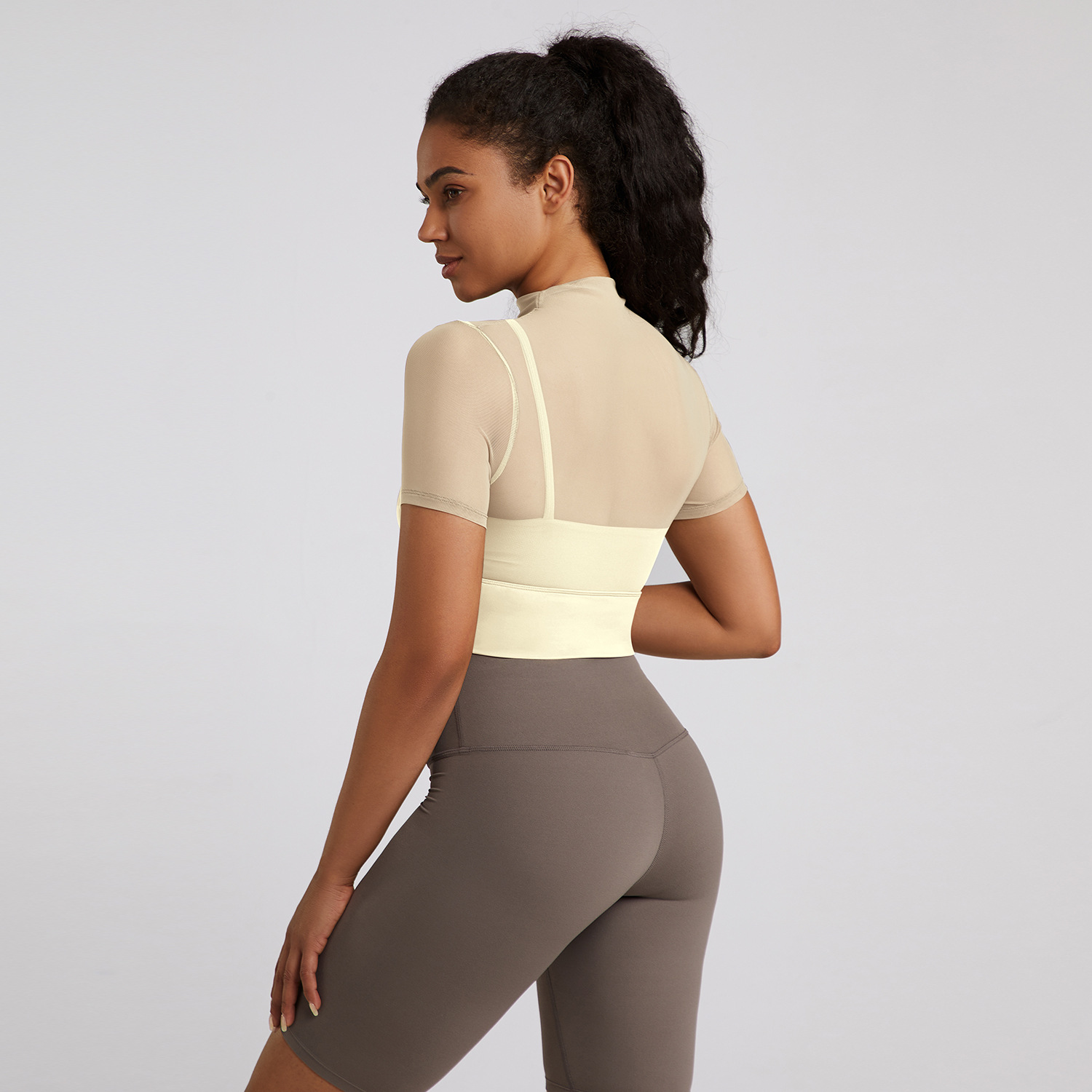 قميص رياضي نسائي بكم قصير بتصميم شبكي قابل للتهوية وبفتحات جانبية