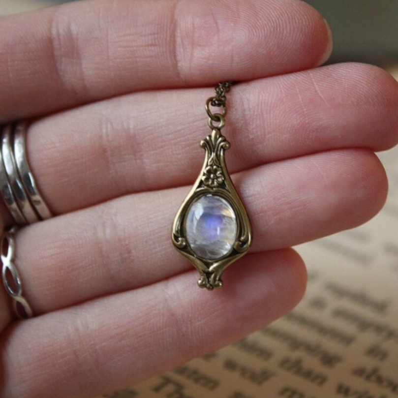 New Retro Minimalist Waterdrop-shaped Flower Pendant