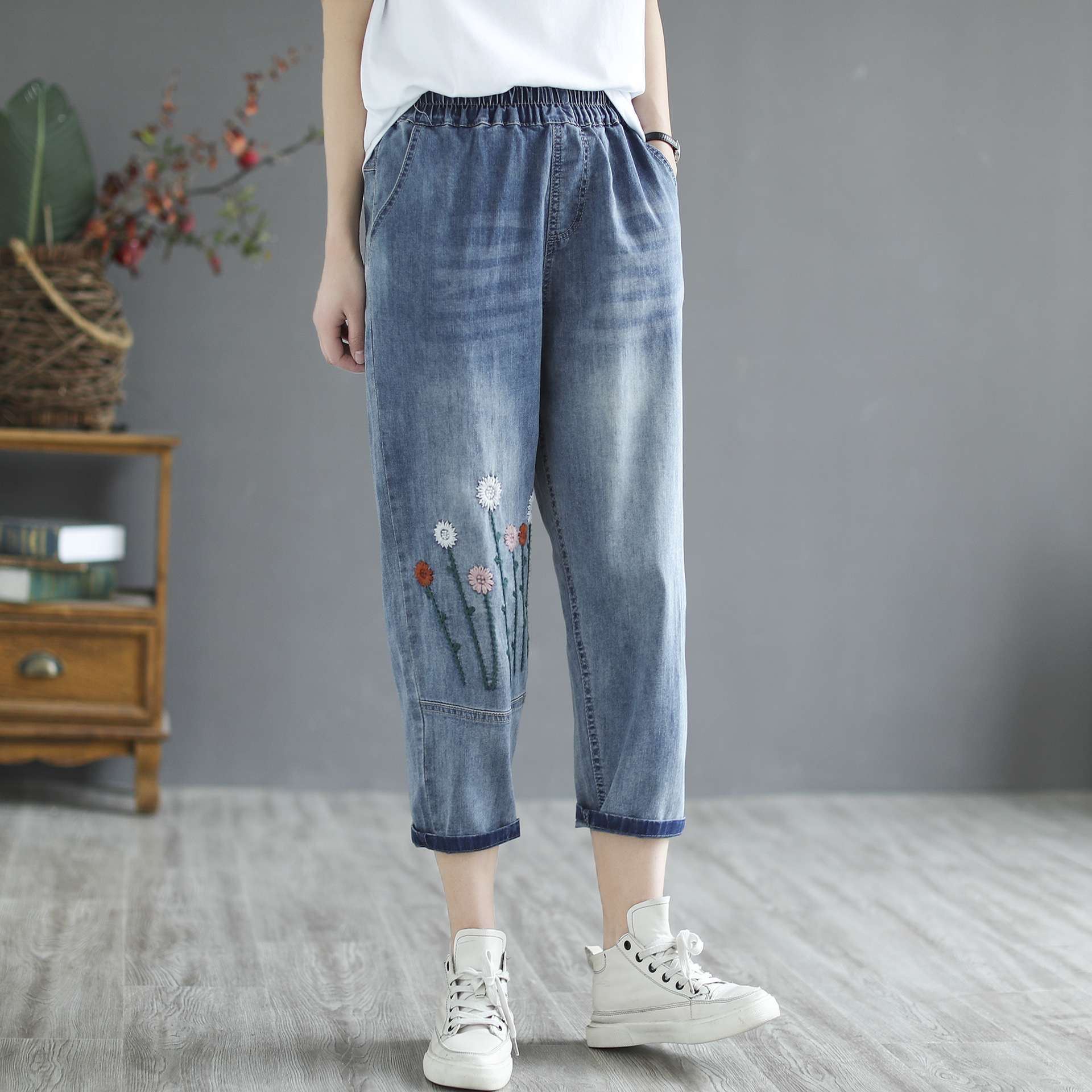 Title 5, Damen Retro Jeans mit Literarischer Stickerei S...