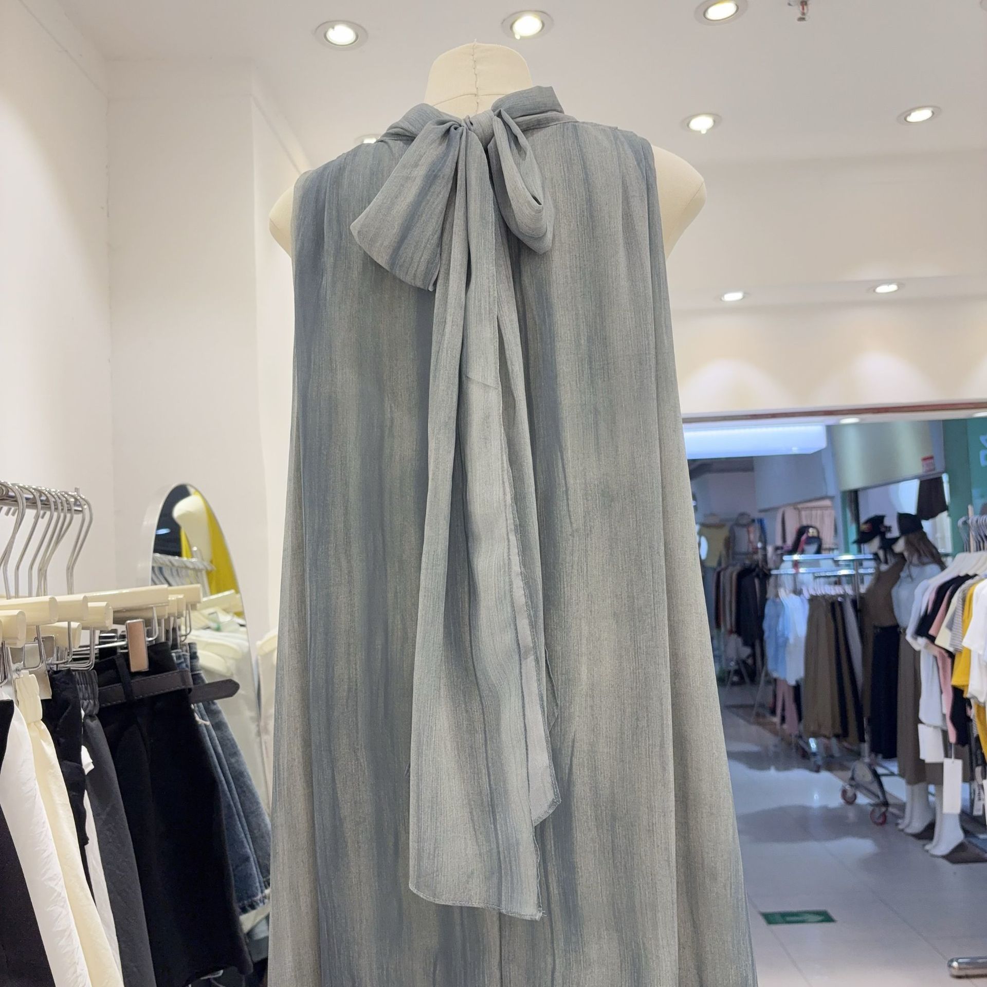 A Loose-fitting Dress With A Waist-cinching Design That Flatters Your Figure And Feels Incredibly Comfortable