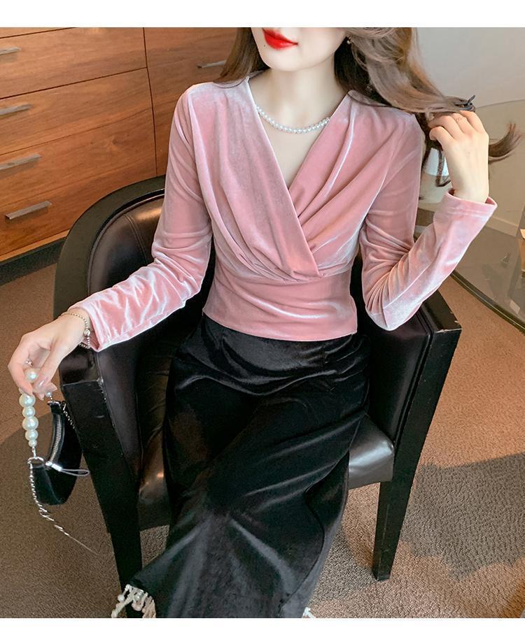 Flattering Slim-Fit V-Neck Cropped Puff Sleeve Top