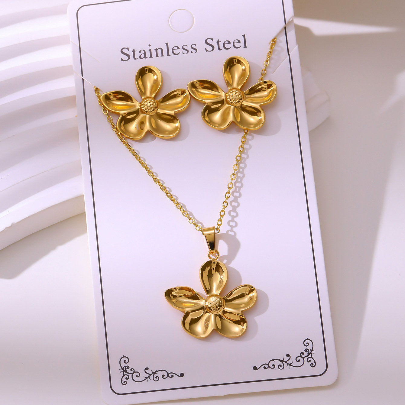 Oil-pressure Set Vintage Palace-style Stud Earrings And Necklace Non-fading Stainless Steel Gold-plated Jewelry