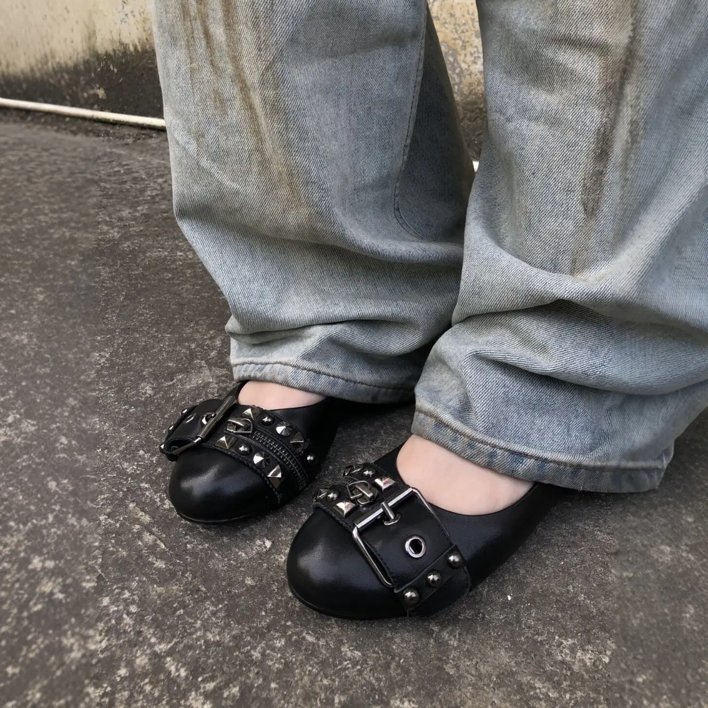 Ballet-style Leather Flats With A Single Strap And Studs