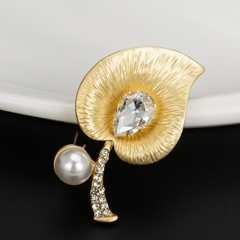 Non-fading Plant Flower And Leaf Crystal Rhinestone Matte Gold Brooch