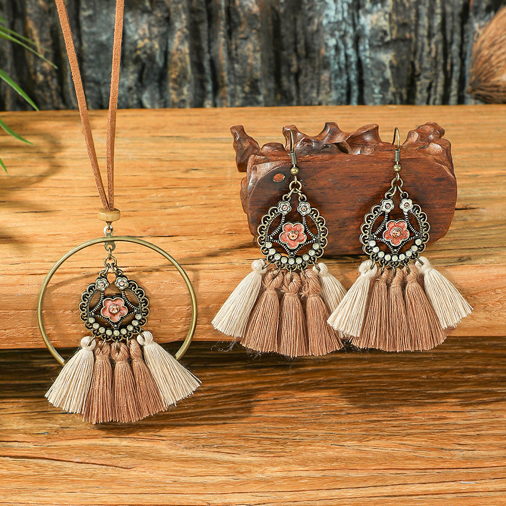 Retro Floral Earrings And Necklace Set With A Distinctive European And American Style