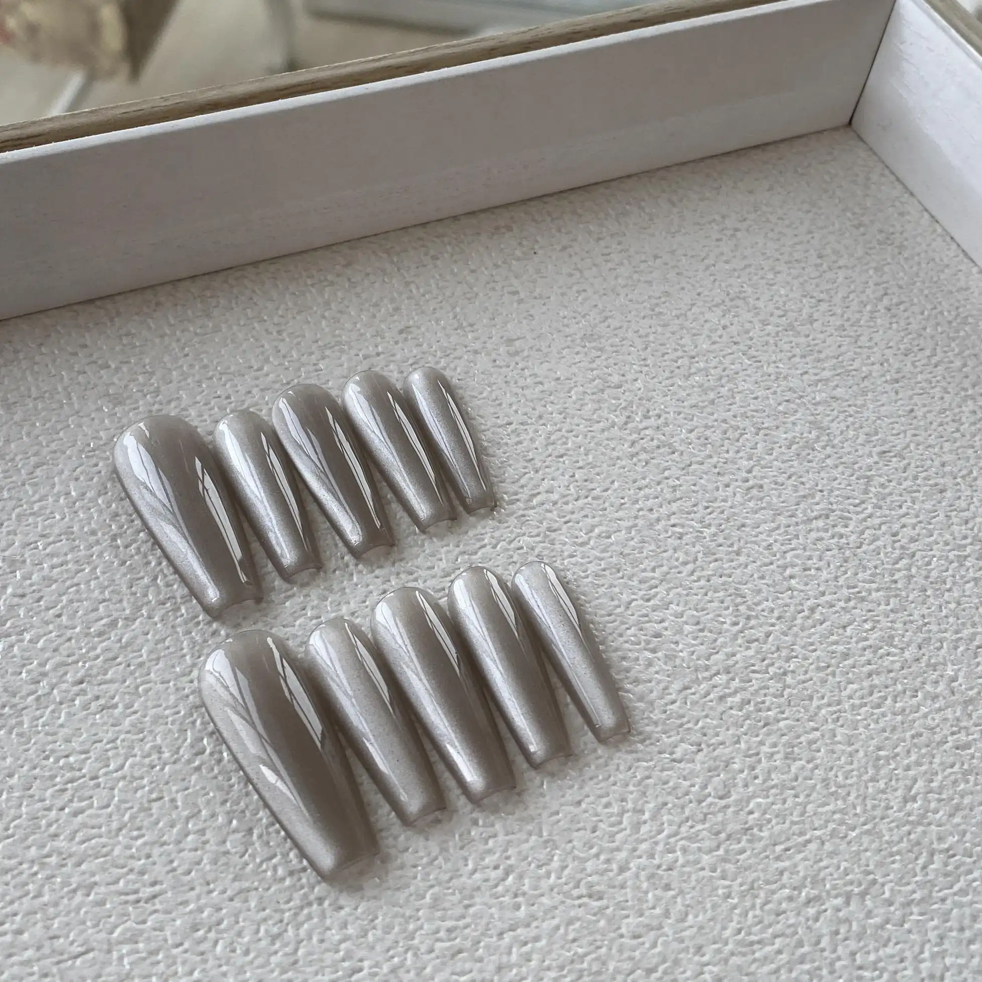 Iced Tea Gray Ceramic Cat's Eye Removable Wear Nail Finished Product