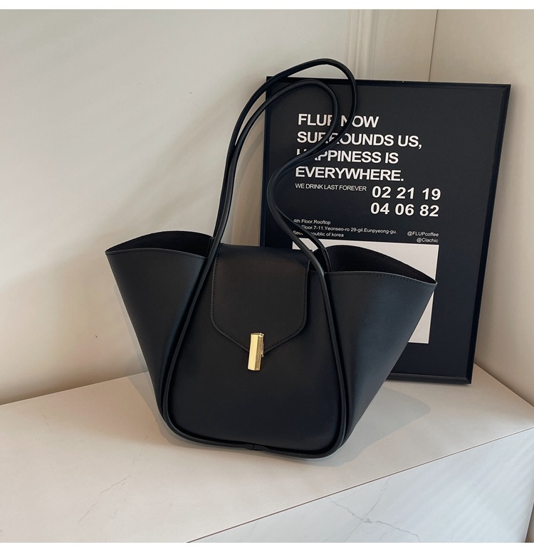 Large-Capacity Simple Versatile Commuter Shoulder Bag — photo 1